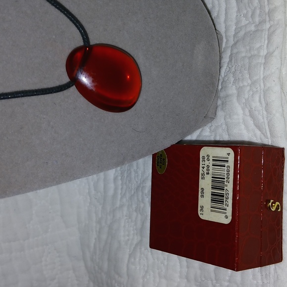 Sardelli Elegant Red and Black Necklace with Circular Pendant - Picture 6 of 6